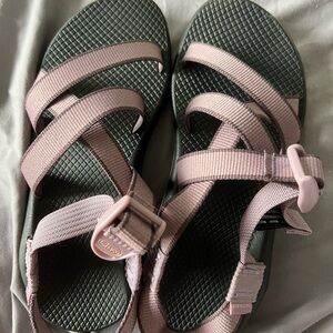 Chaco 3-strap mauve brand new